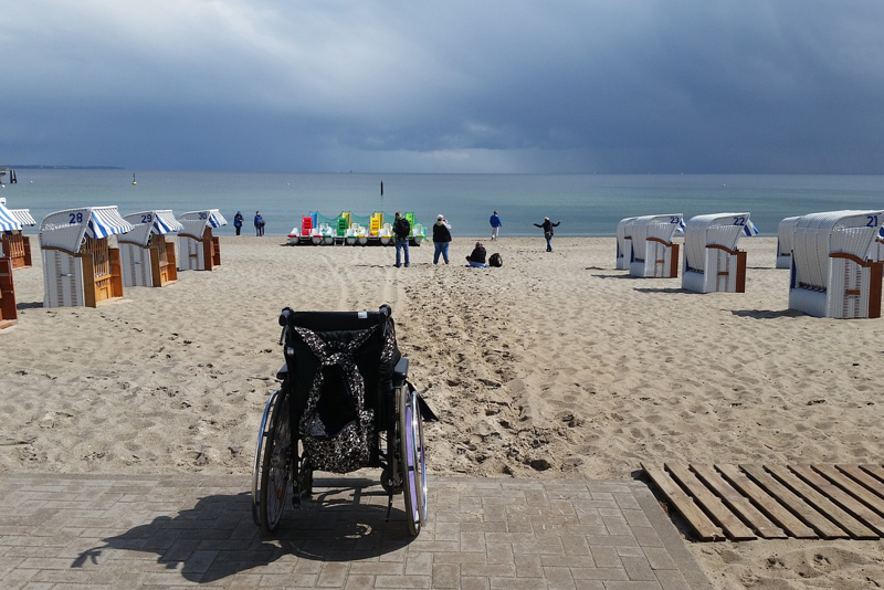 Rollstuhl am Strand